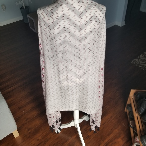 Maroon and cream patterned shawl/scarf - Picture 4 of 7